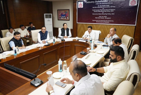 गुरुग्राम के लोक निर्माण विभाग विश्राम गृह में हरियाणा फार्मास्युटिकल एवं मेडिकल डिवाइसेज निर्माण नीति, 2025 व हरियाणा इलेक्ट्रॉनिक्स वेस्ट रीसाइक्लिंग नीति, 2025 के ड्राफ्ट पर हितधारकों के साथ परामर्श बैठक को संबोधित करते हुए उद्योग एवं वाणिज्य मंत्री राव नरबीर सिंह।