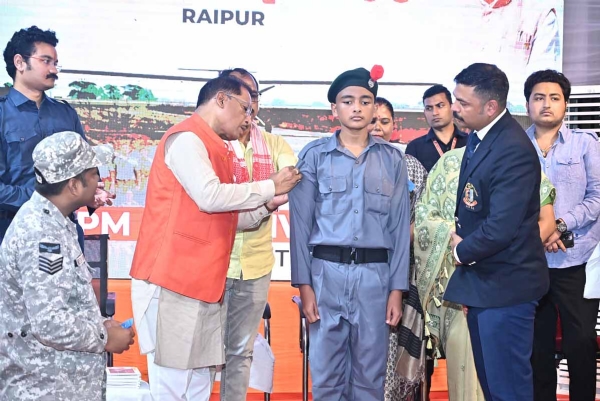 मुख्यमंत्री साय  मेधावी विद्यार्थियों को एनसीसी कैडेट्स का बैच  लगाते