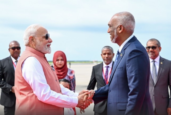 प्रधानमंत्री मोदी के मालदीव पहुंचने पर राष्ट्रपति मोहम्मद मोइज्जू ने उनका स्वागत किया।