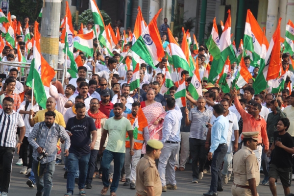 लखनऊ नगर निगम से महापौर द्वारा भारत में तीसरा व प्रदेश में पहला स्थान स्वच्छ लखनऊ का प्राप्त होने पर नगर वासियों को धन्यवाद तिरंगा यात्रा निकलते महापौर सुषमा खर्कवाल