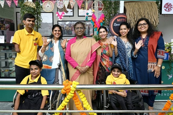 राष्ट्रपति द्रौपदी मुर्मु शुक्रवार को राष्ट्रपति भवन परिसर में दिव्यांगजनों के साथ