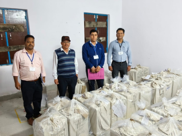 पंचायत चुनाव के प्रथम चरण की मतपेटियाँ स्ट्रांग रूमों में जमा करते अधिकारी