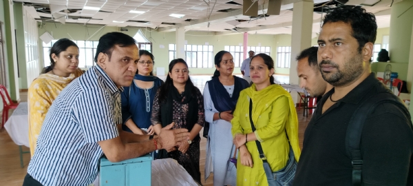 प्रशिक्षण में 190 कार्मिकों को मतगणना की संपूर्ण प्रक्रिया की बारीकियों को समझते अधिकारी