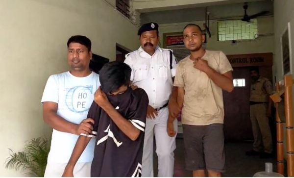 दो बाइक चोर को ले जाती पुलिस