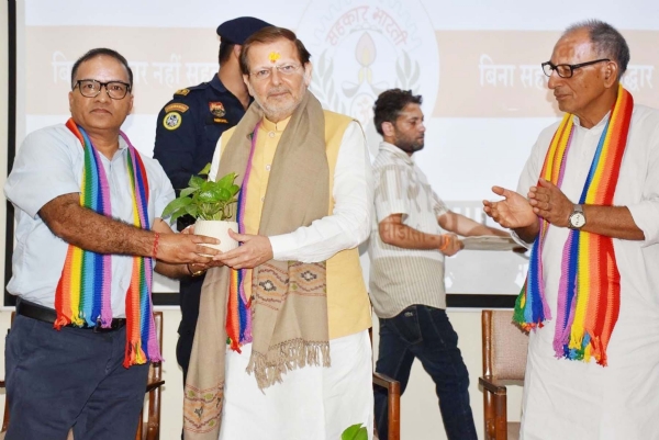गुरुग्राम में लक्ष्मणराव इनामदार राष्ट्रीय सहकारी अनुसंधान एवं विकास अकादमी (लिनाक) व सहकार भारती के तत्वावधान में सहकार कार्यकर्ताओं व विभिन्न क्षेत्र के विशेषज्ञों के दो दिवसीय प्रशिक्षण वर्ग के उद्घाटन समारोह में मंत्री डा. अरविंद शर्मा को पौधा भेंट करते अधिकारी।