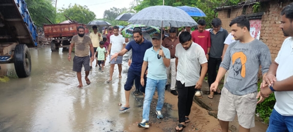 जांजगीर कलेक्टर जन्मेजय महोबे ने जलभराव क्षेत्रों का सुबह से निरीक्षण कर राहत कार्यों का लिया जायजा