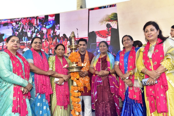 दिल्ली हाट पीतमपुरा में दिल्ली सरकार के तीन दिवसीय तीज महोत्सव 2025 का उद्घाटन करती मुख्यमंत्री रेखा गुप्ता