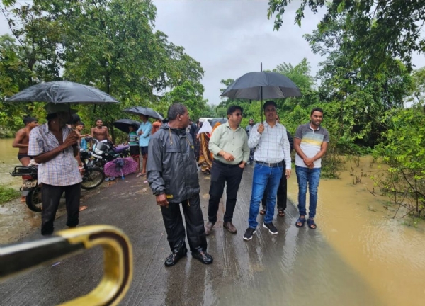 जांजगीर कलेक्टर जन्मेजय महोबे ने जलभराव क्षेत्रों का सुबह से निरीक्षण कर राहत कार्यों का लिया जायजा