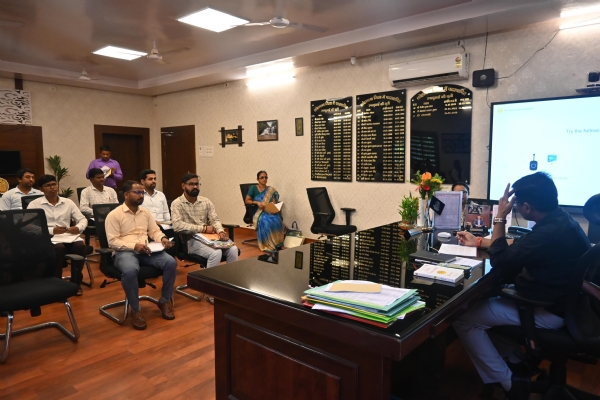 बैठक में मौजूद लोग