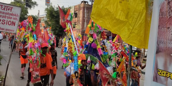 तिरंगा लहराते हुए मुरादाबाद से होकर गुजरे बरेली, रामपुर, बदायूं के कांवड़ बड़े