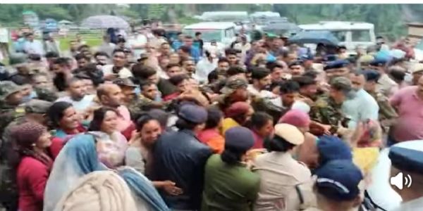 सराज में बागवानी मंत्री को दिखाए काले झंडे, किया घेराव, लगाए गो बैक के नारे