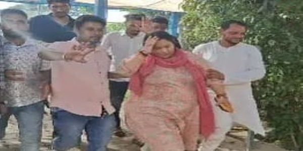 कार्यक्रम के दौरान विधायक अनुपम हुई बेहोश