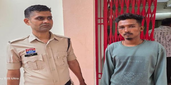 कट मारकर मोटरसाइक‍िल चलाने से मना किया तो चाकू मारकर किया जानलेवा हमला