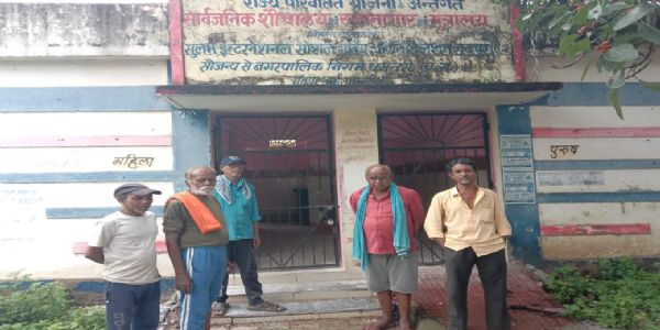 चार माह से सुलभ शौचालय में ताला, वार्डवासी हलाकान