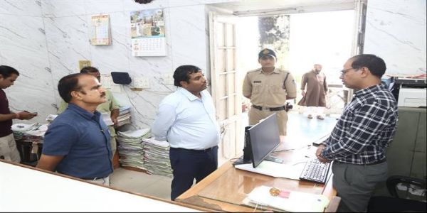 भोपालः कलेक्टर ने किया हुजूर एवं टीटीनगर तहसील न्यायालयों का निरीक्षण