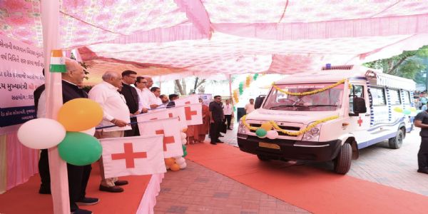 मुख्यमंत्री ने आदिजाति क्षेत्र के जिलों के लिए मोबाइल मेडिकल वैन को फ्लैग ऑफ करके किया रवाना