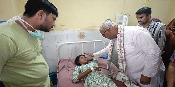 पीपलोदी हादसे के बाद शिक्षा मंत्री पहुंचे मनोहर थाना सीएचसी, पीड़ितों को दिलाया हरसंभव मदद का भरोसा