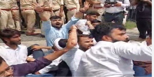 छात्रसंघ चुनाव को लेकर सरकार के खिलाफ धरना देकर किया विरोध प्रदर्शन