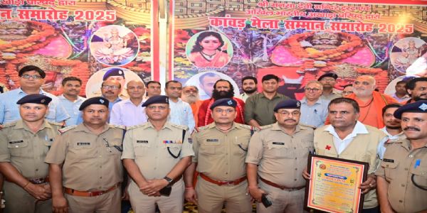 अखाड़ा परिषद अध्यक्ष के महंत ने डीएम और एसएसपी को किया सम्मानित