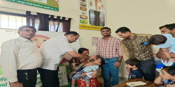 शासकीय आयुष पालीक्लीनिक में चार सौ बच्चों काे स्वर्णप्राशन कराया गया
