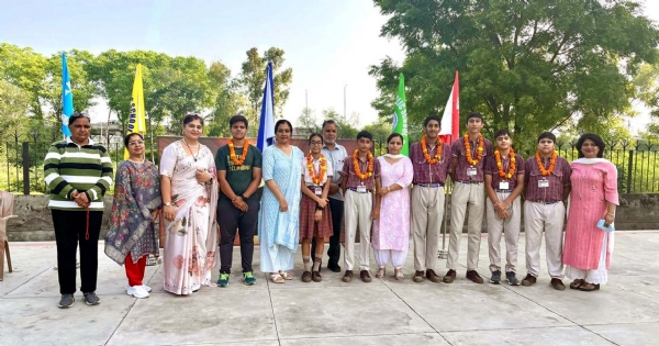पदक जीतने वाले खिलाड़ी प्रधानाचार्या गीता मल्होत्रा के साथ।
