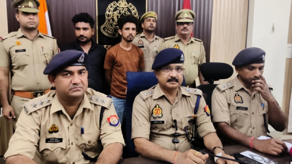 अवैध अफीम की तस्करी में दो आरोपितों की गिरफ्तारी की जानकारी देते पुलिस अधीक्षक नगर व पुलिस गिरफ्त में आरोपित।