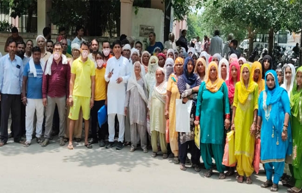 सोनीपत: बंदर का मुखौटा लगाकर प्रदर्शन करते हुए बीपीएल परिवार के सदस्य