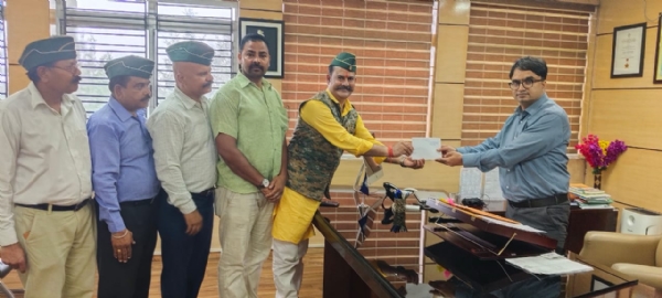 डीसी को आमंत्रित करते लोग