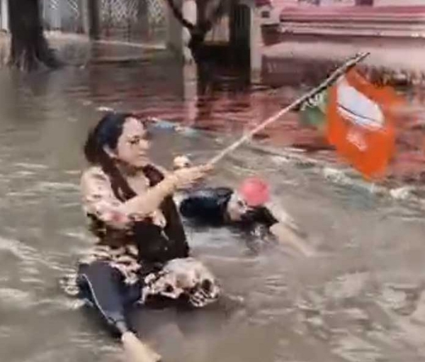 कोलकाता में जल जमाव के कारण भाजपा ने दिखाया अनोखा विरोध प्रदर्शन
