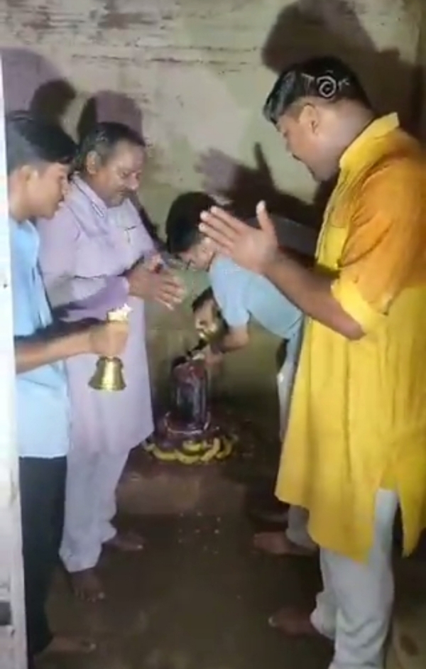 सिद्धेश्वर महादेव मंदिर में पूजा करते स्थानीय लोग ( वीडियो से ली गई फोटो)