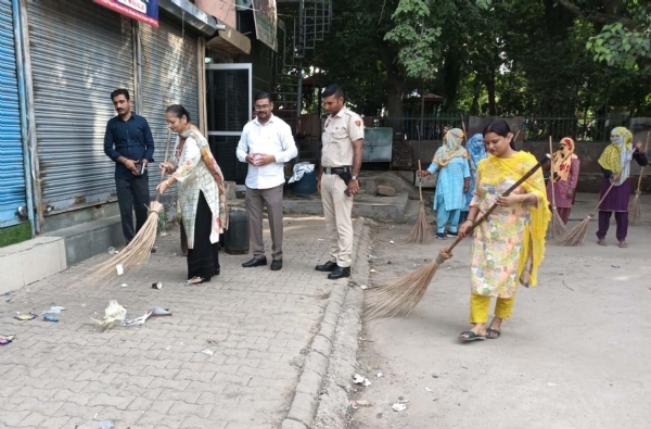 गुुरुग्राम में झाड़ू लगाकर स्वच्छता के लिए प्रेरित करती मेयर राजरानी मल्होत्रा।