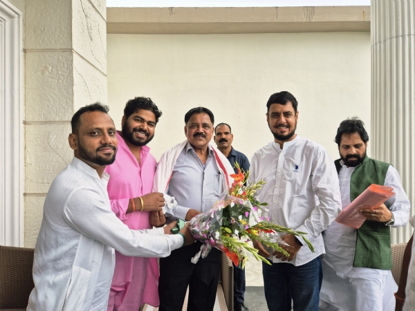मंत्री को ज्ञापन सौंपते तनुज खत्री और अन्य