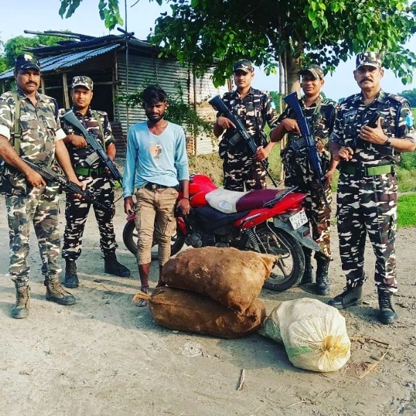 अररिया फोटो:जब्त शराब और तस्कर