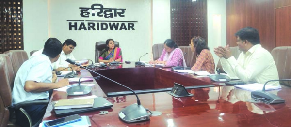 बैठक लेते हुए सीडीओ