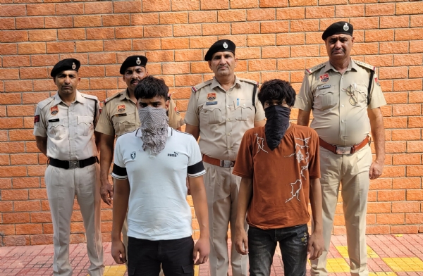 सतवीर की हत्या के आरोप में पकड़े गए युवक पुलिस की हिरासत में।