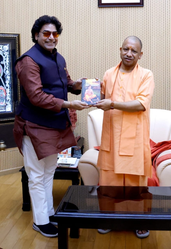 मुख्यमंत्री योगी आदित्यनाथ से शिष्टाचार भेंट करते अभिनेता आशुतोष राणा का छायाचित्र