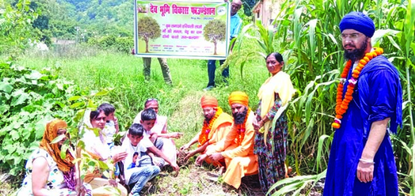 पौधारोपण करते हुए