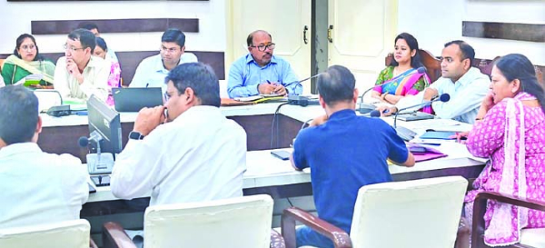 बैठक लेते हुए डीएम
