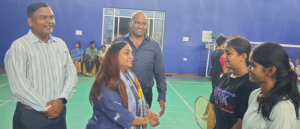 सोनकपुर स्पोर्ट्स स्टेडियम में जनपद स्तरीय बैडमिन्टन, फुटबाल एवं कुश्ती प्रतियोगिता के शुभारंभ पर खिलाड़ियों से परिचय लेती प्रिया अग्रवाल।