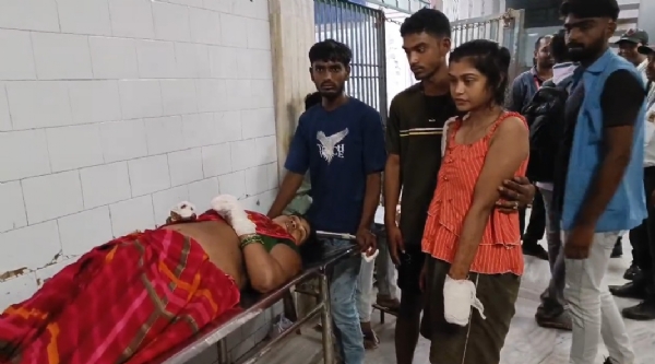 अस्पताल में इलाज कराता घायल
