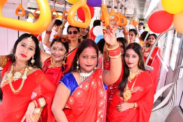 मेट्रो में जॉय राइड के दौरान महिलाएं
