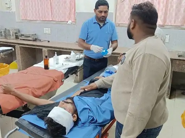 जवाहरलाल नेहरू अस्पताल में घायल का इलाज