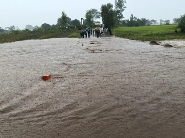 राजेन्द्रग्राम-अमगंवा रोड पर पुल के उपर बहता पानी