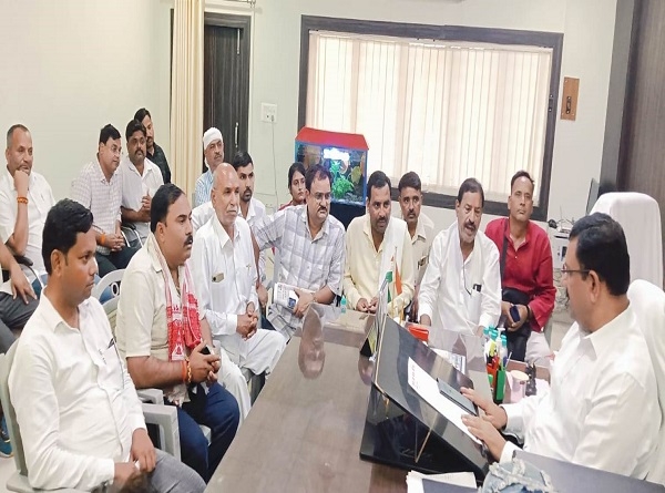 जिलाधिकारी से बातचीत करते पत्रकार बंधु