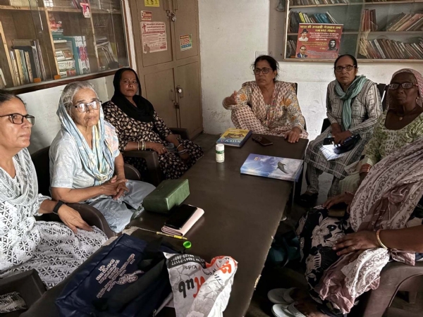 जनवादी महिला समिति की बैठक में भाग लेते समिति की पदाधिकारी व कार्यकर्ता।