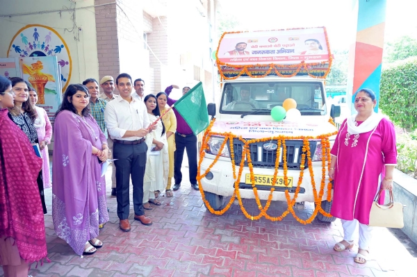 गुरुग्राम लघु सचिवालय से जागरुकता रथ को रवाना करते डीसी अजय कुमार।