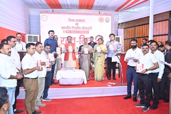 मुख्यमंत्री  साय  रक्त-मित्र पुस्तिका का विमोचन करते