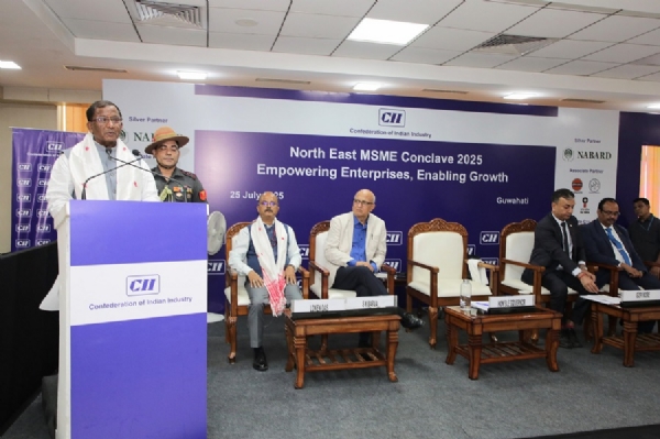 असमः गुवाहाटी में आयोजित पूर्वोत्तर एमएसएमई कॉन्क्लेव 2025 को संबोधित करते राज्यपाल लक्ष्मण प्रसाद आचार्य