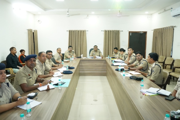 पुलिस महानिरीक्षक अमरेश कुमार मिश्रा अपराध समीक्षा बैठक लेते