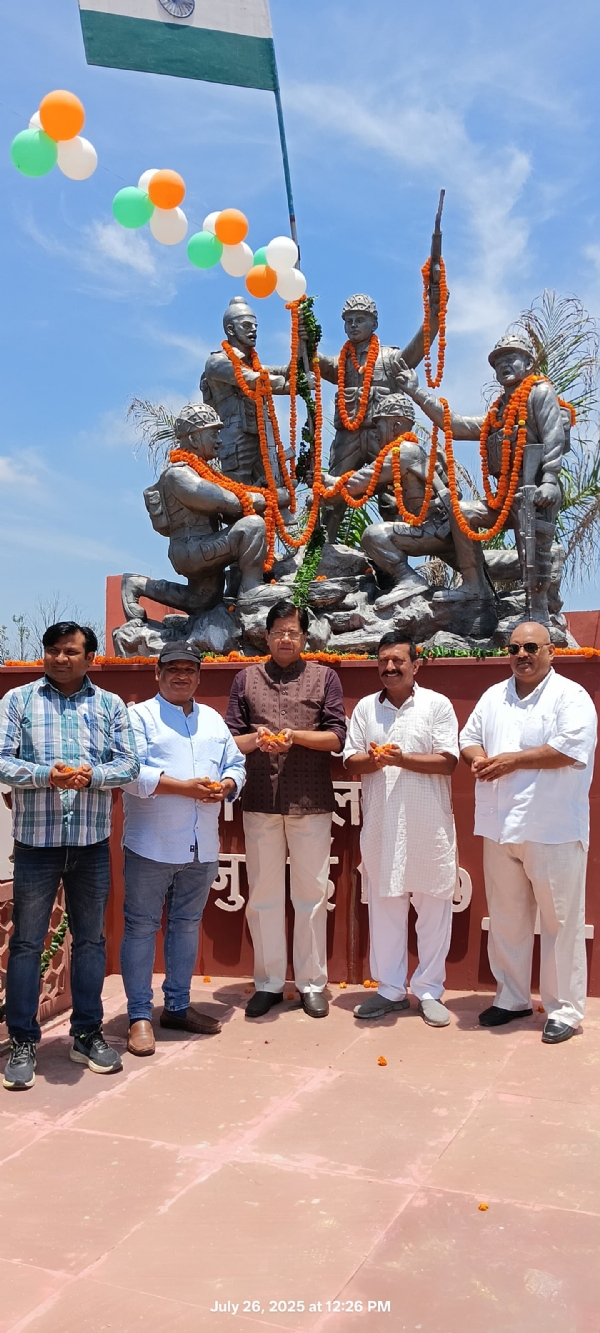 कारगिल विजय दिवस स्मारक पर भारतीय फौजियों की प्रतिमाओं का  अभिनंदन करते वंदे भारत के पदाधिकारी।